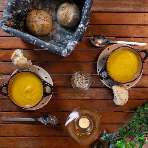 Kartoffel-Pastinaken-Cremesuppe mit Erbsen, Brötchen und Sonnenblumenkernen